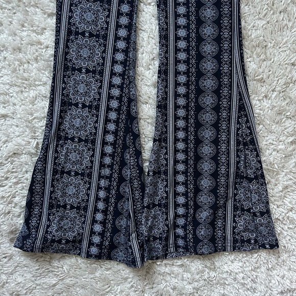 SATINA High-Waisted Flare Leggings - Picture 10 of 15